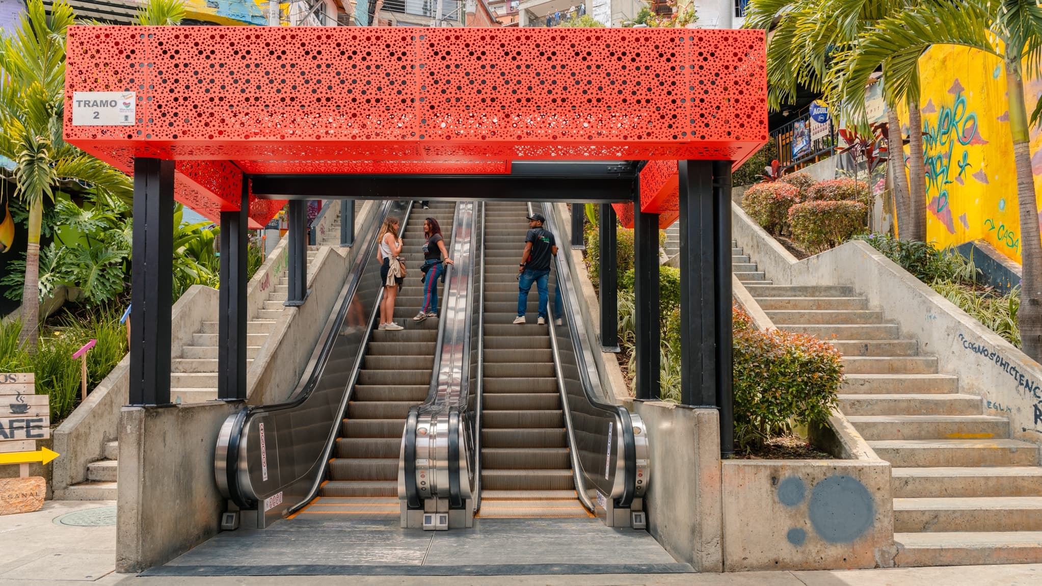 Visitantes en las escaleras eléctricas